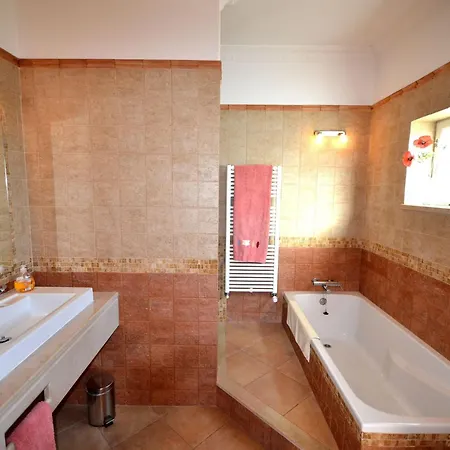 Сasa de vacaciones Luxurioese Privatvilla Mit Infinity-pool By Interhome *
